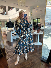 Load image into Gallery viewer, Sia Shirt

